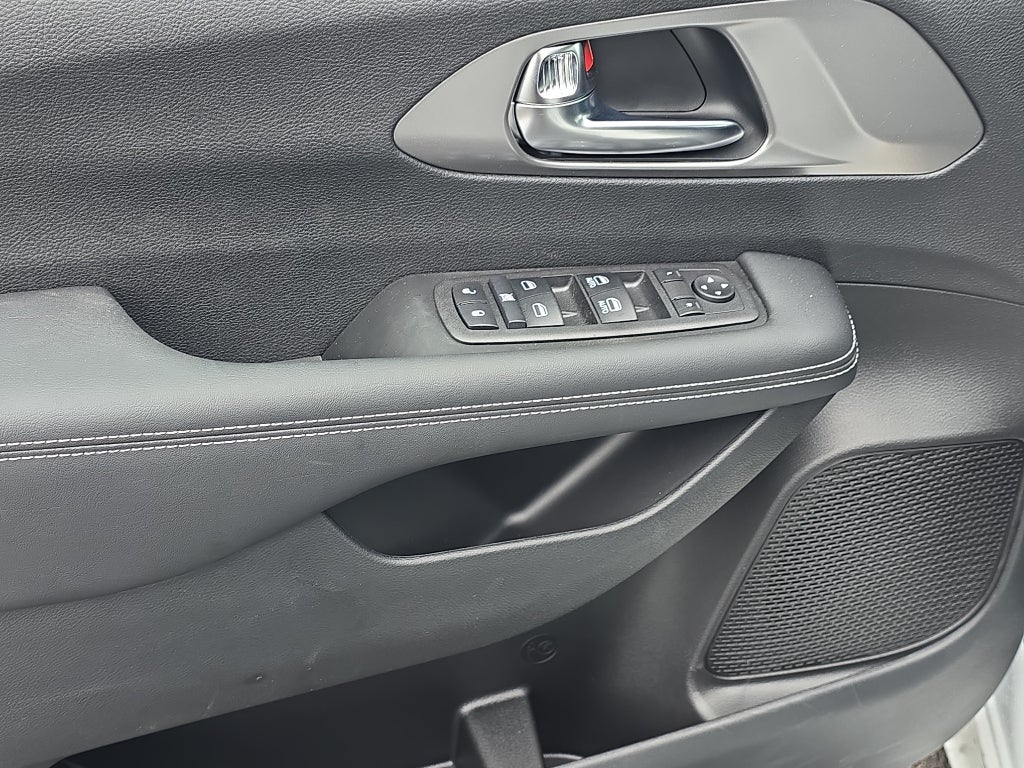 2025 Chrysler Voyager VOYAGER LX