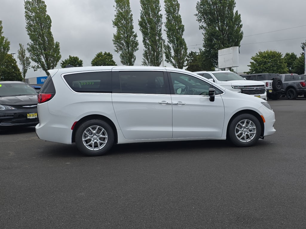 2025 Chrysler Voyager VOYAGER LX