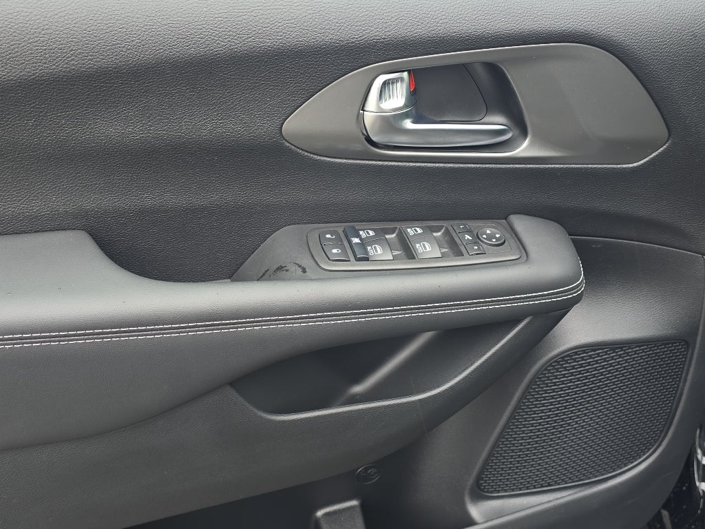 2025 Chrysler Voyager VOYAGER LX