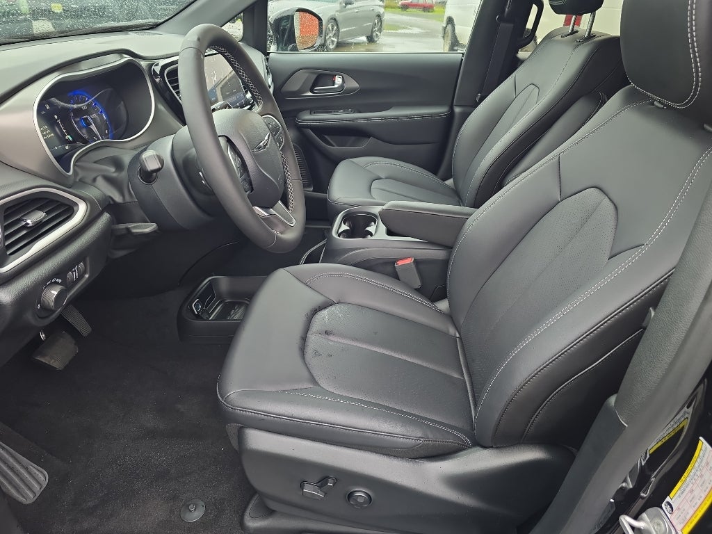 2025 Chrysler Voyager VOYAGER LX