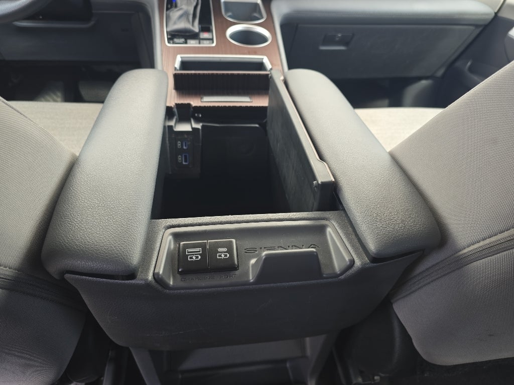2024 Toyota Sienna LE