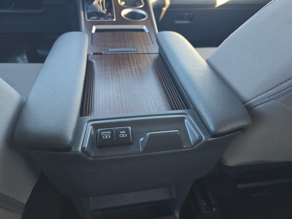 2024 Toyota Sienna LE