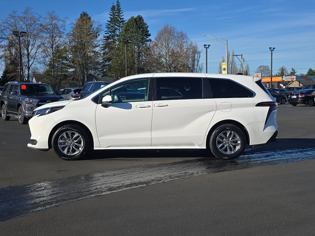 2024 Toyota Sienna LE