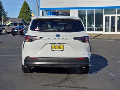 2024 Toyota Sienna LE