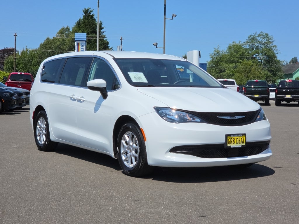 2023 Chrysler Voyager LX