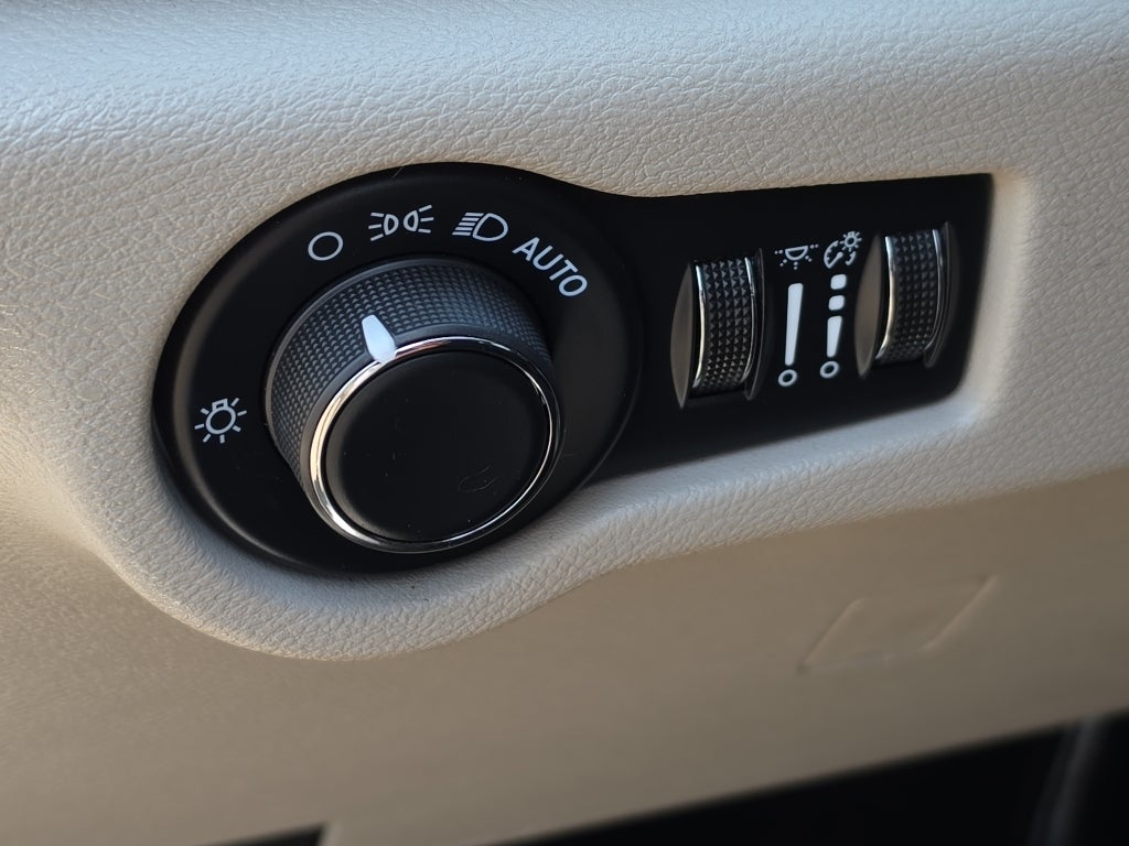 2023 Chrysler Voyager LX
