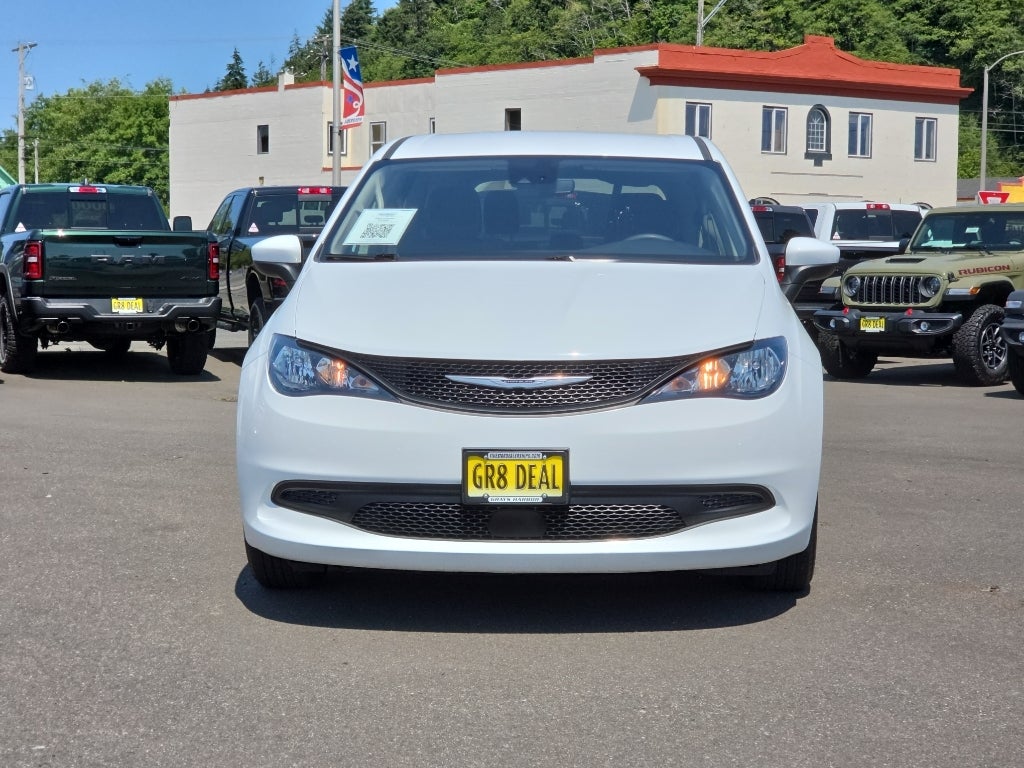 2023 Chrysler Voyager LX
