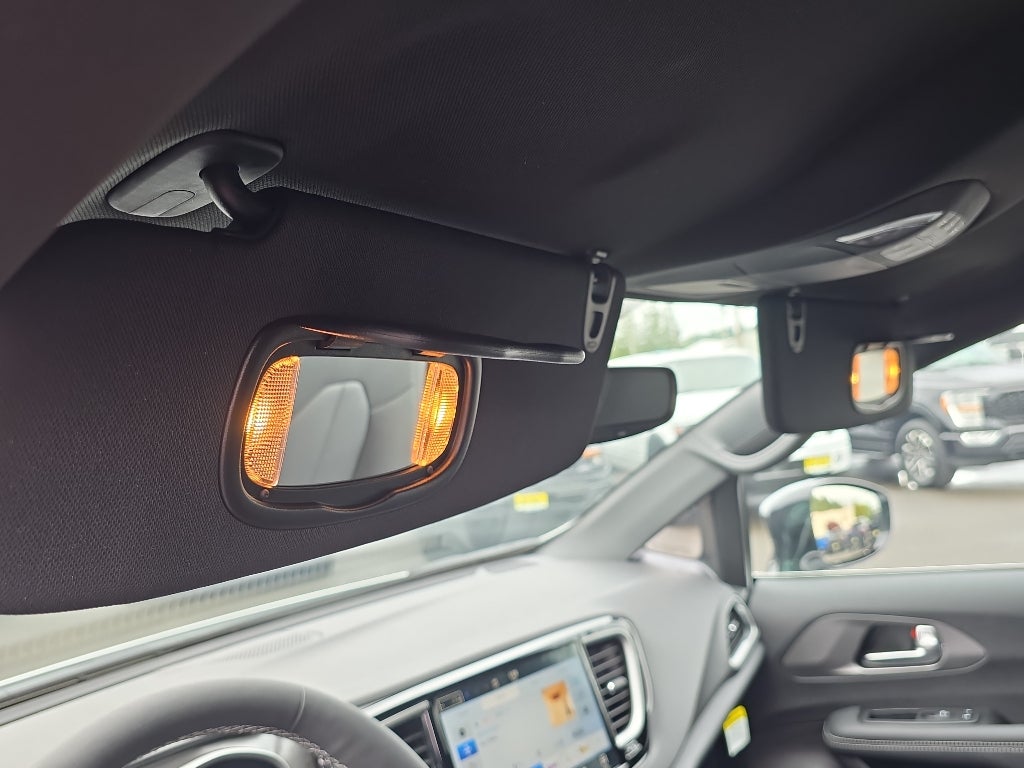 2025 Chrysler Voyager VOYAGER LX