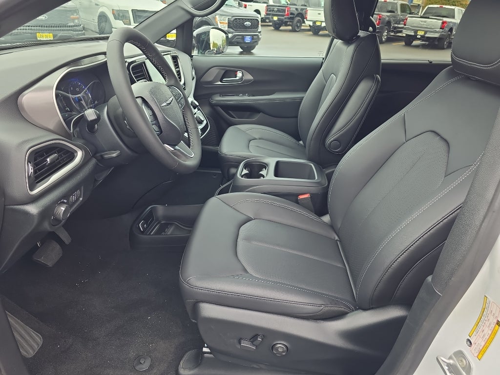 2025 Chrysler Voyager VOYAGER LX