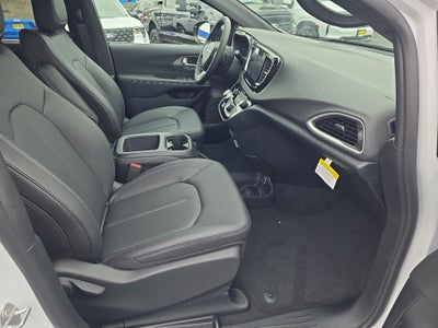 2025 Chrysler Voyager VOYAGER LX