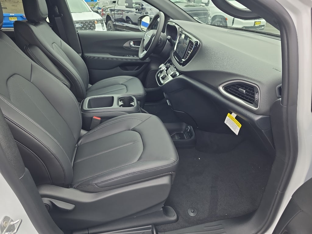 2025 Chrysler Voyager VOYAGER LX