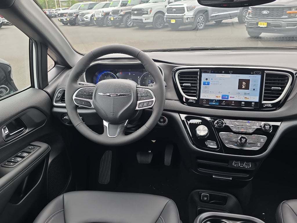 2025 Chrysler Voyager VOYAGER LX