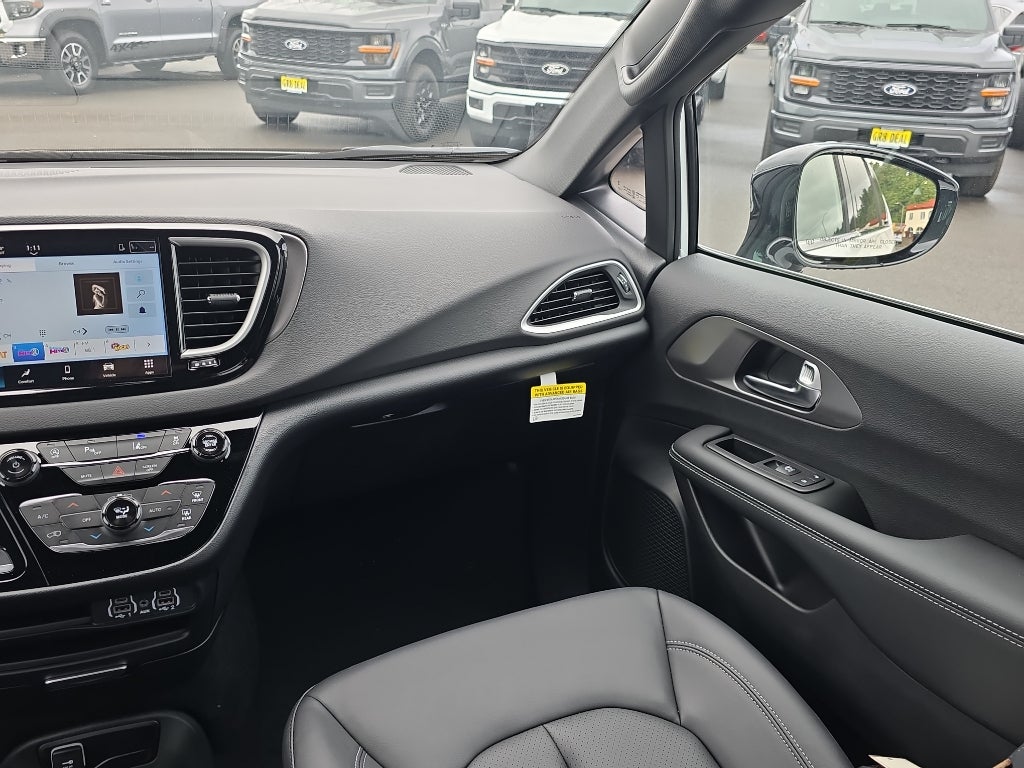 2025 Chrysler Voyager VOYAGER LX