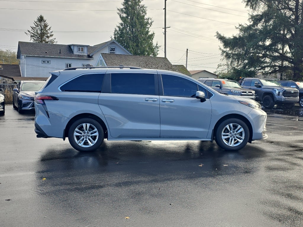 2022 Toyota Sienna XLE Woodland Edition