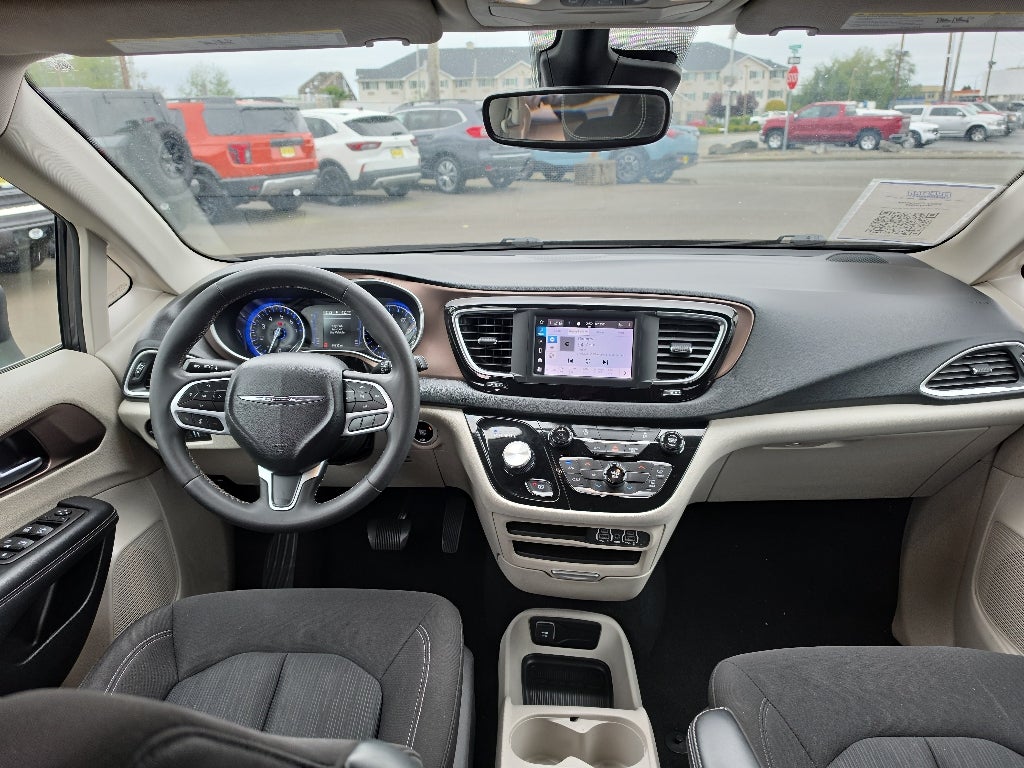2023 Chrysler Voyager LX