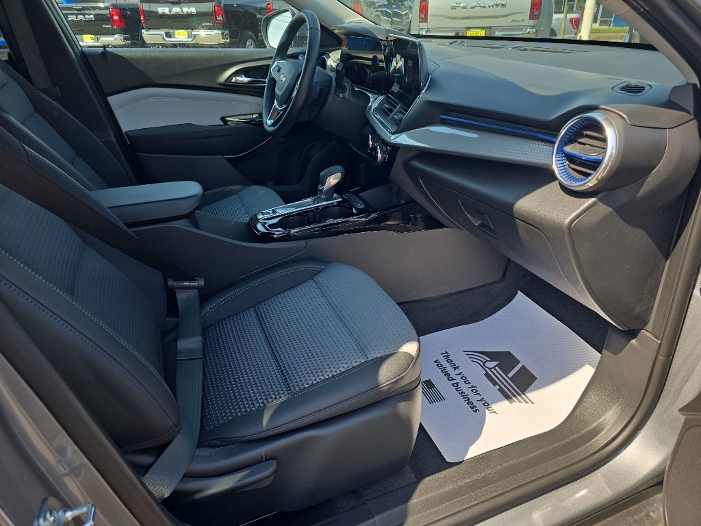 2025 Chevrolet Trax LT - Photo 16